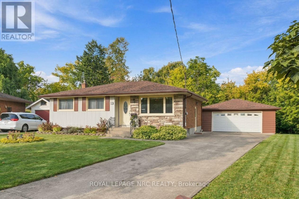 13 Hardwood Grove, St. Catharines, Ontario  L2P 1K3 - Photo 1 - X14115640